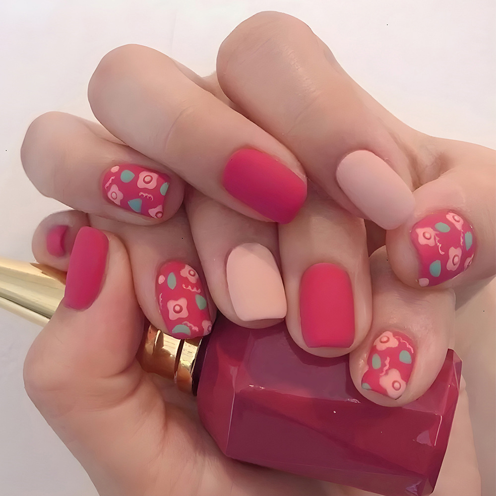 Rose esmaltado contrapeso flor manicure brillante dulce viento primavera y verano para usar 24 piezas de parche de uñas