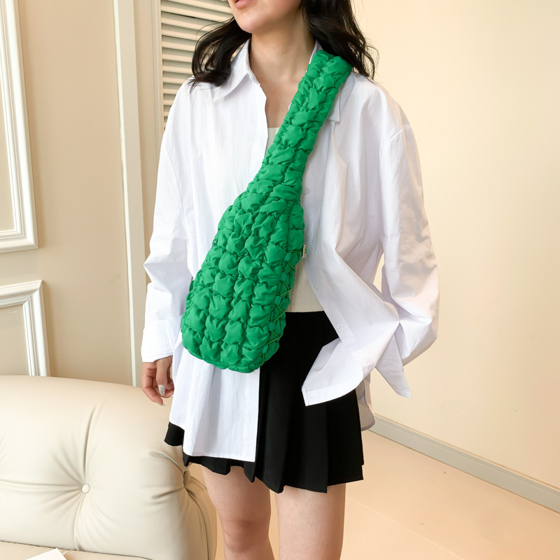 2024 nuevo bolso de pecho casual para mujer bolso de algodón de plumón de burbuja de estilo coreano bolso de mensajero de hombro ligero bolso de nube plisada