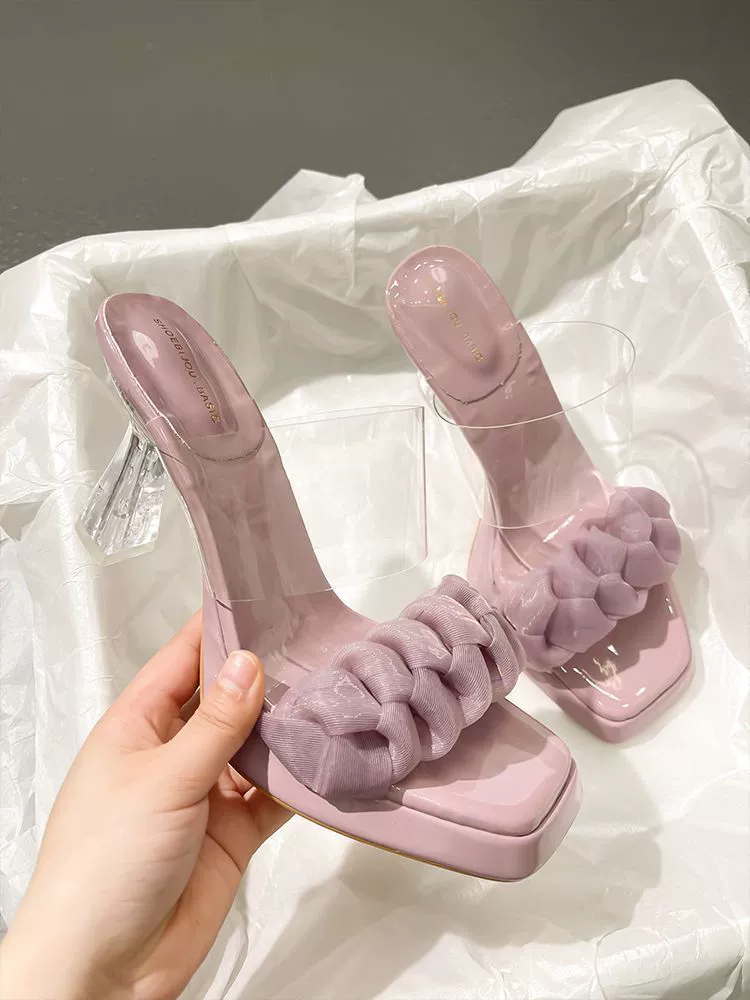 Высокие сенсорные тапочки женщины носят новые модные модные хрустальные каблуки весной 2023 года