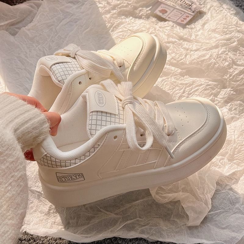 Corea del estilo universitario pareja zapatos blancos para mujeres otoño de 2025 nuevo estilo de cabeza redonda zapatos de skate casuales para mujeres