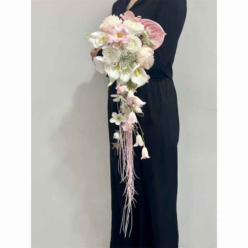 高級感のある結婚式のピンクのシミュレーションの花の滝の金の手は花の新婦を持って証明書を受け取ります。|undefined