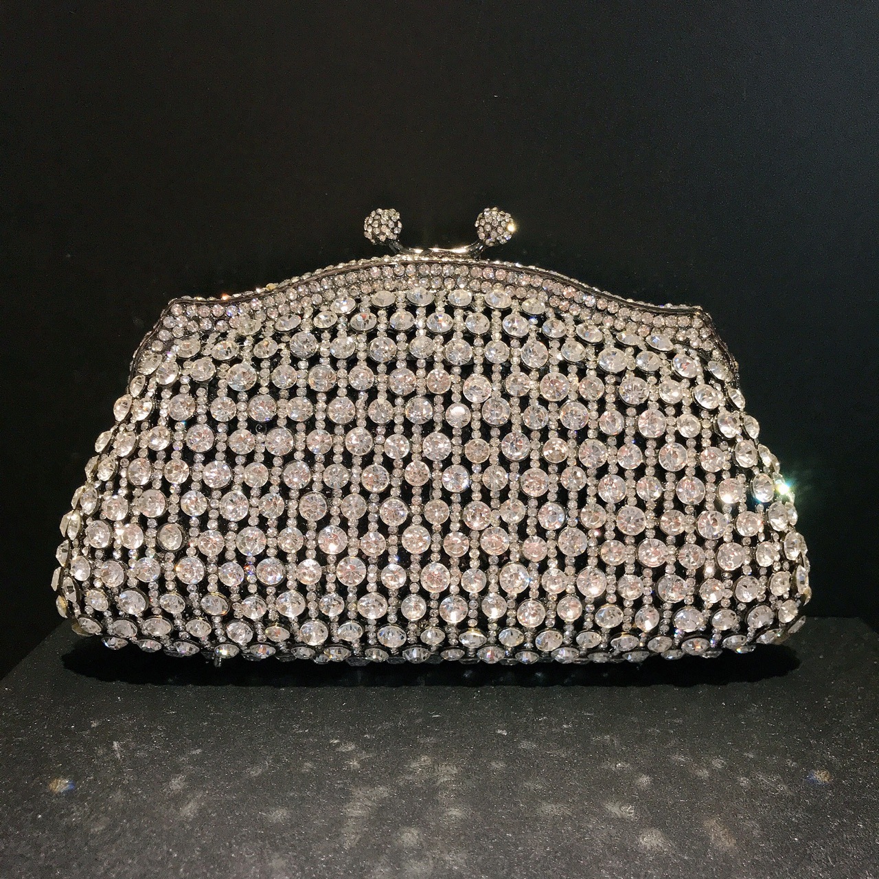 Túi clutch dạ tiệc đính kim cương thủ công kim loại rỗng — Vàng kim AB chi tiết 4
