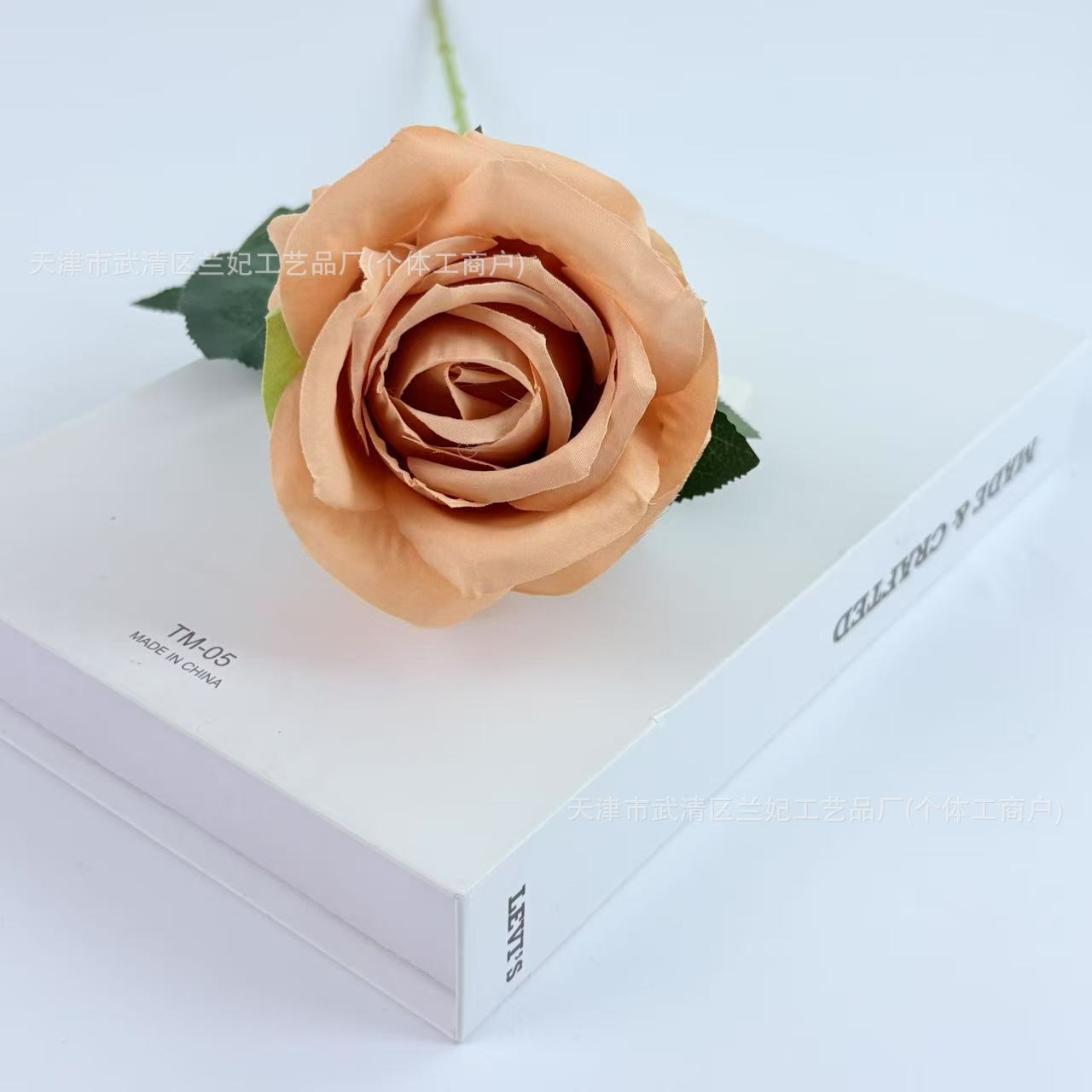 Una sola pieza de tela de seda, una pequeña rosa de crema, una rosa, una rosa, una rosa, una rosa, una rosa, una rosa, una rosa, una rosa, un arreglo floral, una boda, una pared de flores
