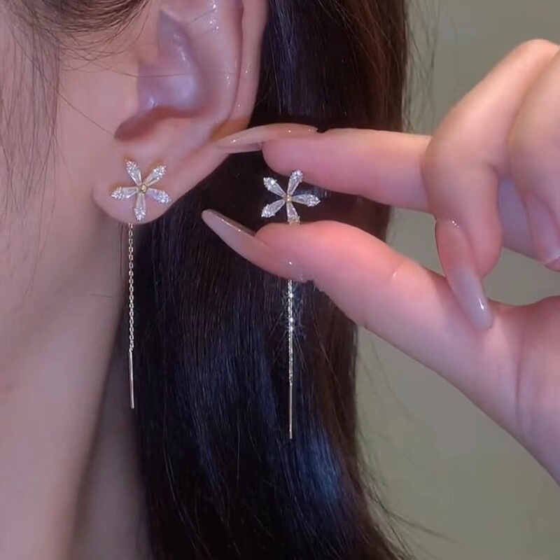 Internet Celebrity Popular Flower Earrings, Simple, Fashionable and Versatile, Niche Design Earrings, Light Luxury, High-End Earrings for Women Internet Celebrity Popular Flower Earrings, Simple, Fashionable and Versatile, Niche Design Earrings, Light Luxury, High-End Earrings for Women