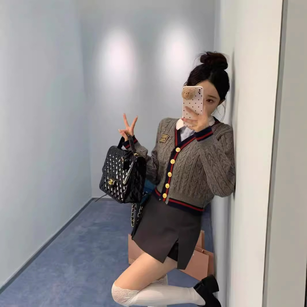 2024 가을과 겨울 새로운 MM 올바른 스웨터 카디건 재킷 스웨터 여성용 가을 및 겨울 코어 스핀 원사 니트 탑