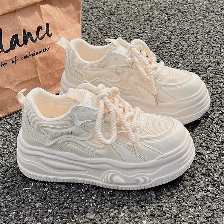Zapatos blancos de altura de suela gruesa para mujeres, verano 2025, nuevos zapatos de entrenamiento de Nichizhong, zapatos deportivos casuales para mujeres.
