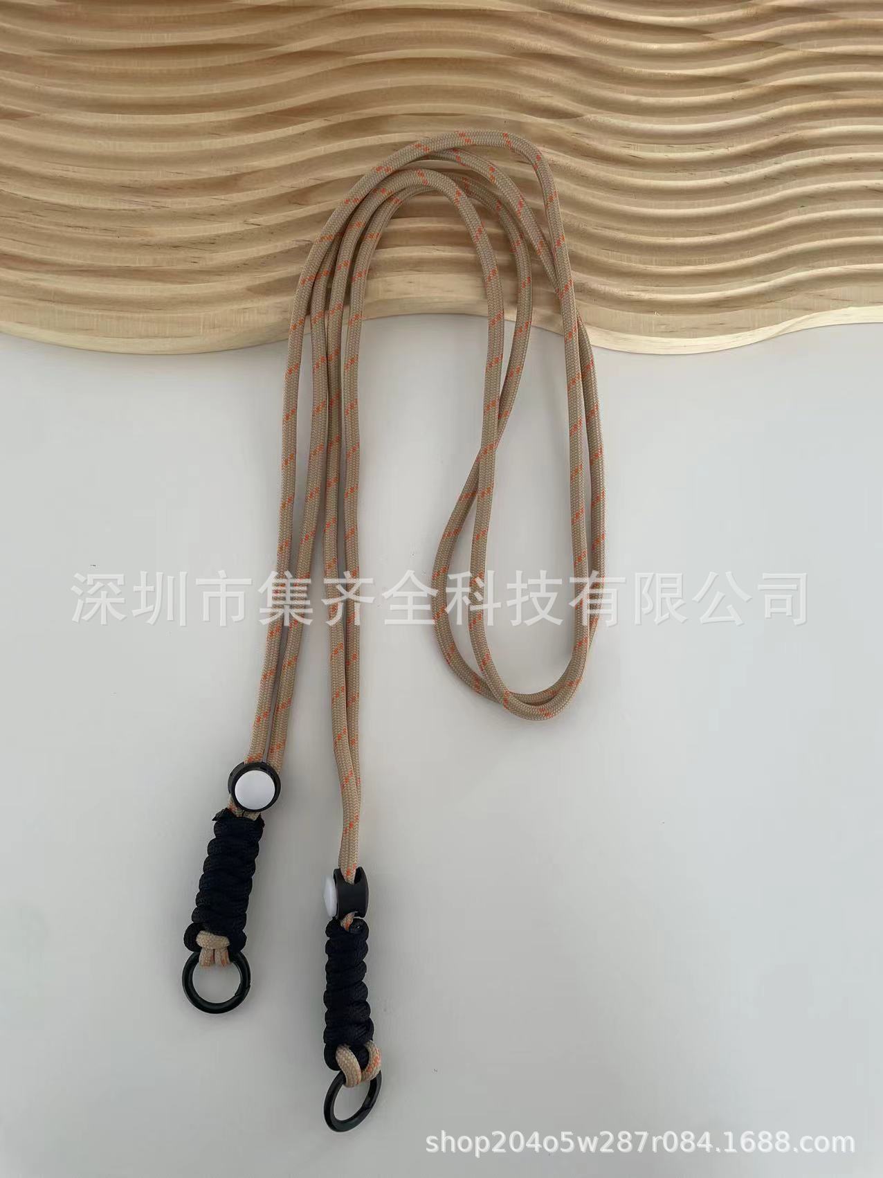 갈색 검정색 빨간색 줄무늬 끈