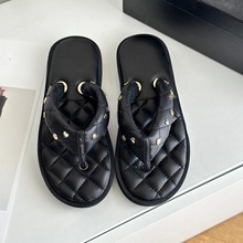 小香风数字扣人字拖鞋2025年夏季新款真皮夹趾厚底字母面包凉拖女