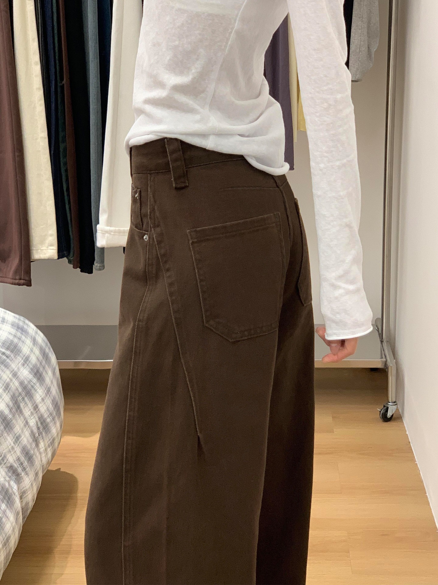Brown wide-leg jeans for women, new autumn style, designed for plus-size figures with a pear-shaped body, high-waisted, loose-fitting, and slimming, with a curved leg design
