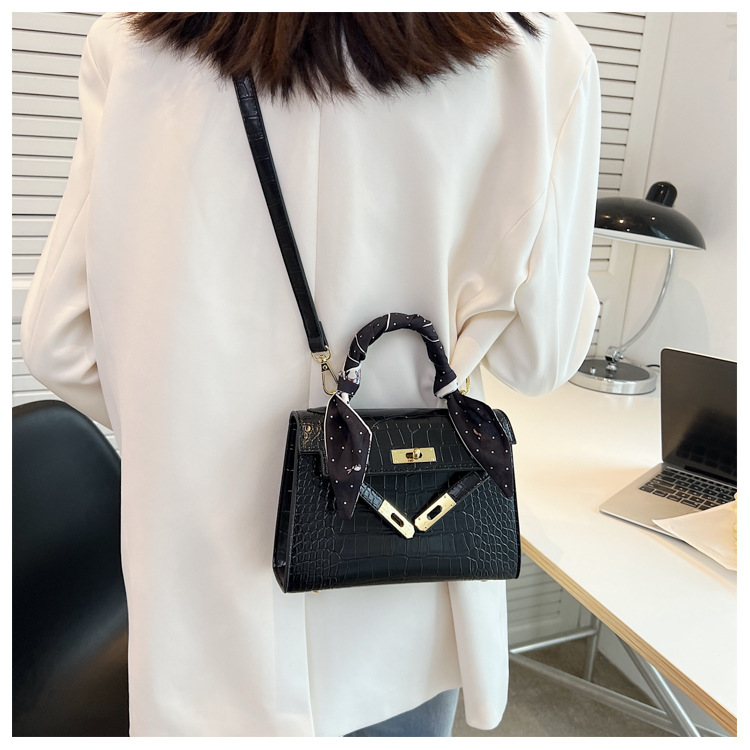 Women's Fashion Solid Color Soft Surface Lock Crocodile Square Buckle Kelly Bag Pu Leather Shoulder Bags display picture 4