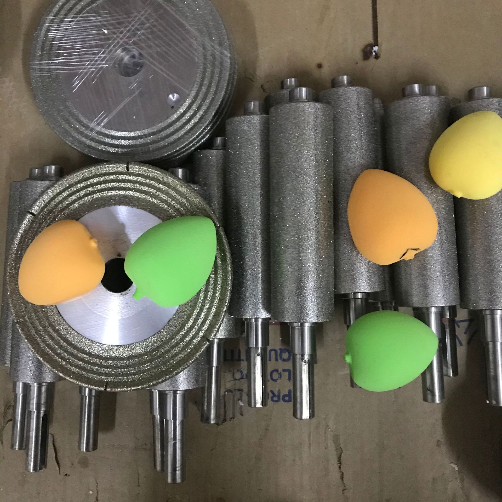 金刚砂粉扑砂轮模具砂轮，异形机配套植砂轮，砂粒均匀耐磨款式齐