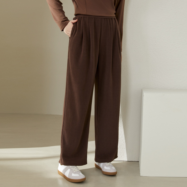 коричневый