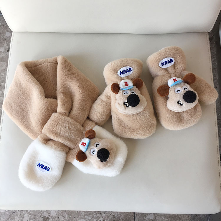 メーカーは冬に保温して新しい子供のマフラー手袋を厚くします。|undefined