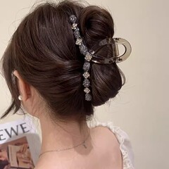 高級感があります。女性の後頭部をつかみます。サメは大きいサイズの気質を挟みます。