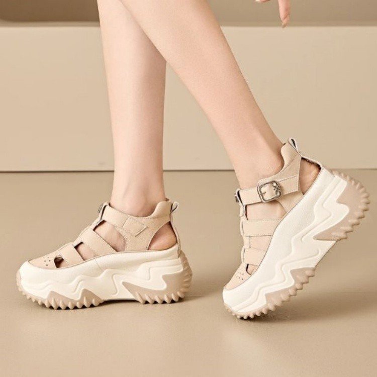 Dad sandalias mujeres verano 2026 nuevo suela suave ligera hueco transpirable altura casual moda versátil zapatos blancos pequeños