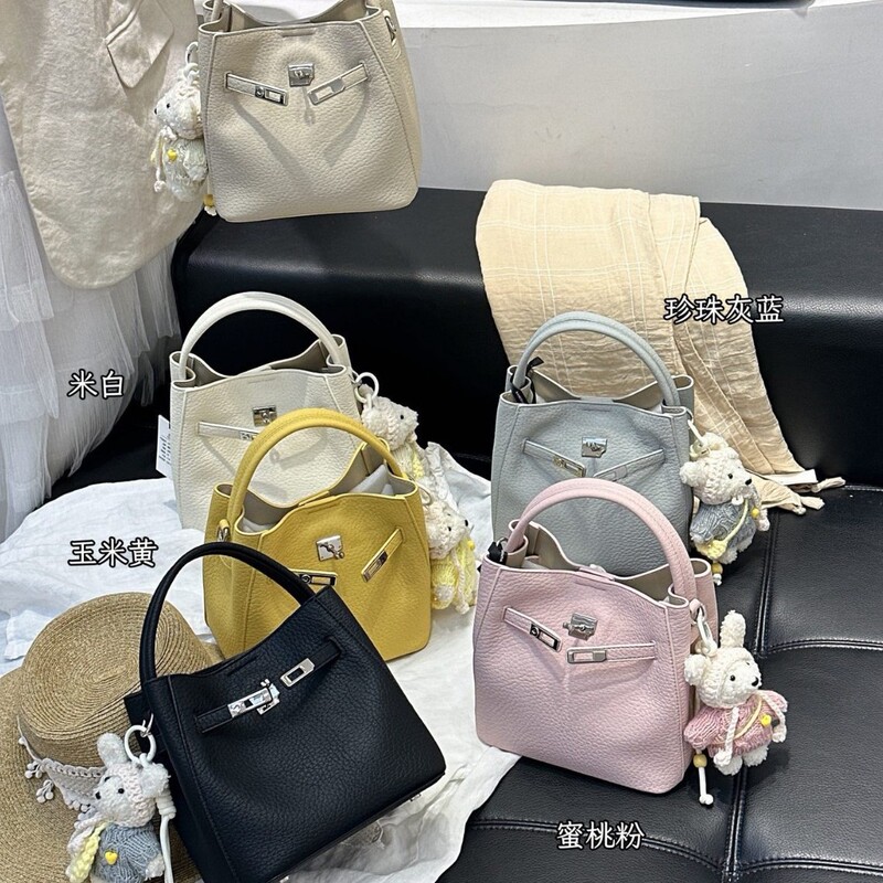 2026 Spring/Summer New Arrival: Lychee Pattern Handheld Bucket Bag with Cute Doll, Casual and Stylish Mother-and-Child Bag, Crossbody Kelly Bag 2026 Spring/Summer New Arrival: Lychee Pattern Handheld Bucket Bag with Cute Doll, Casual and Stylish Mother-and-Child Bag, Crossbody Kelly Bag