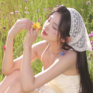 French Pastoral Girl White Flower Silk Scarf Lace Triangle Headscarf Toe Retro Sweet Hair Belt Fashion Photo