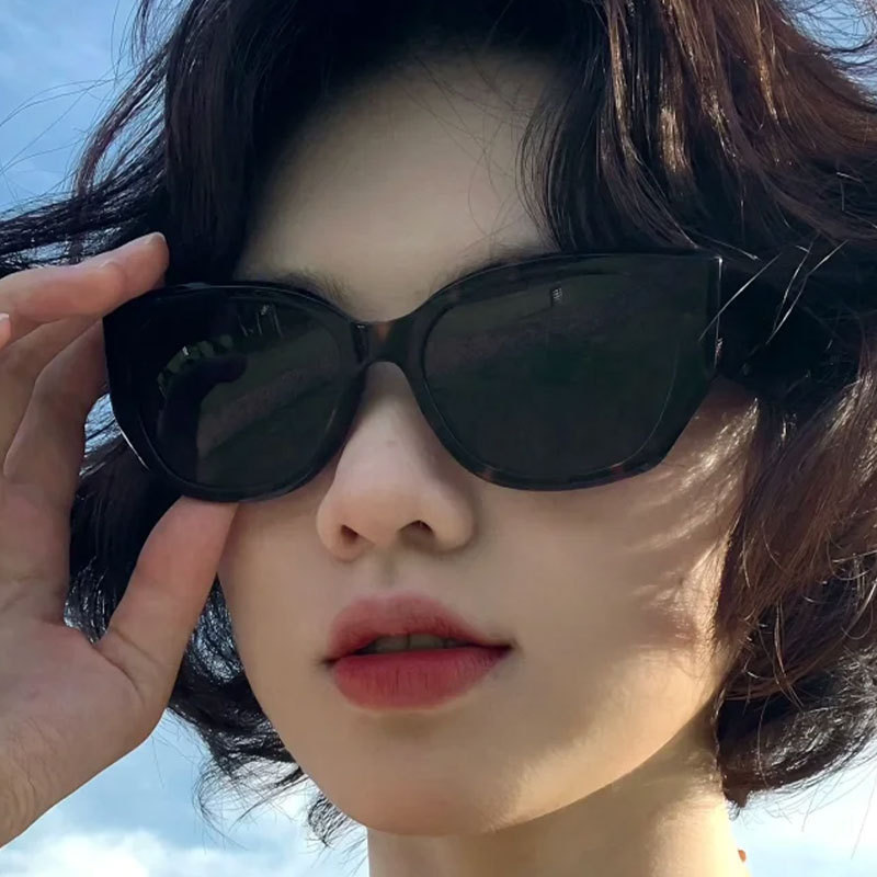 2025 nuevos y elegantes gafas de sol de moda retro ojo de gato europeas y americanas para hombres y mujeres gafas de sol de protección solar de estilo callejero con personalidad al aire libre