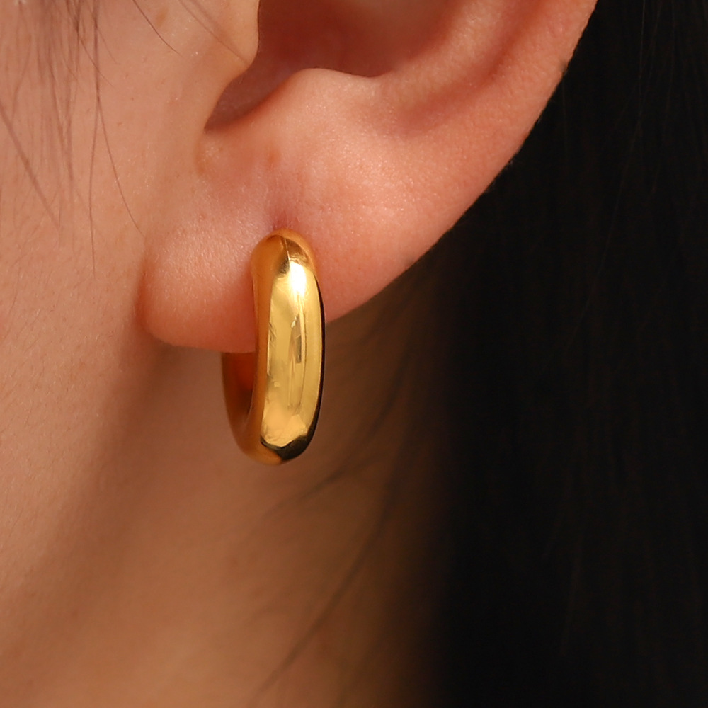 Moda europea y americana elegante en forma de C hueco Stud pendientes ins Internet celebridad de alto grado de acero de titanio simple pendientes para las mujeres