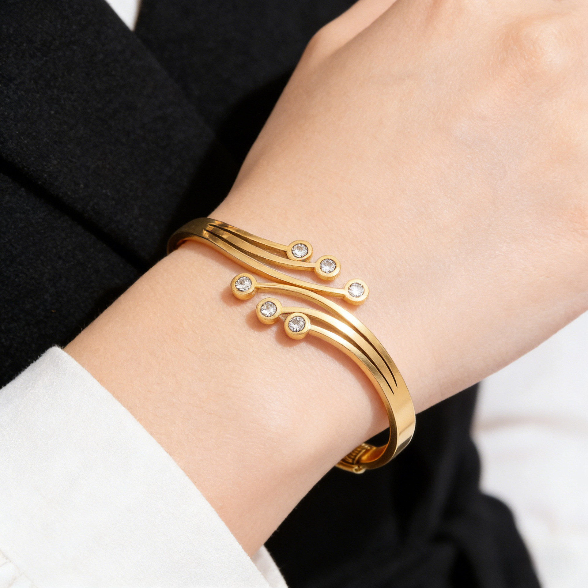 Brazalete de acero de titanio para mujeres de alta calidad brilla de diamante brazalete de apertura diseño de personalidad de acero de titanio no desvanecer brazalete de joyería image 6