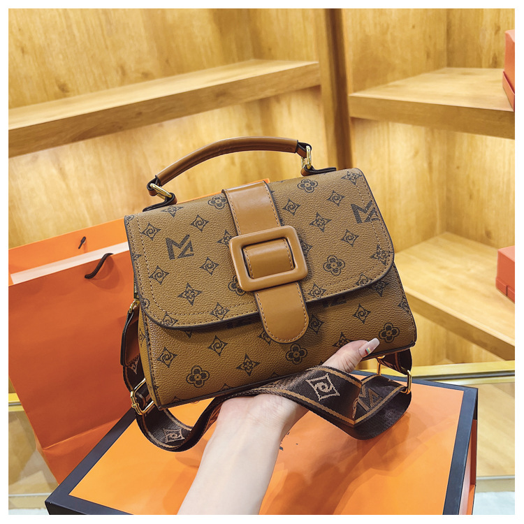 French niche design women's 2023 new fashion printed portable small square broadband one shoulder crossbody bag_voghion.com