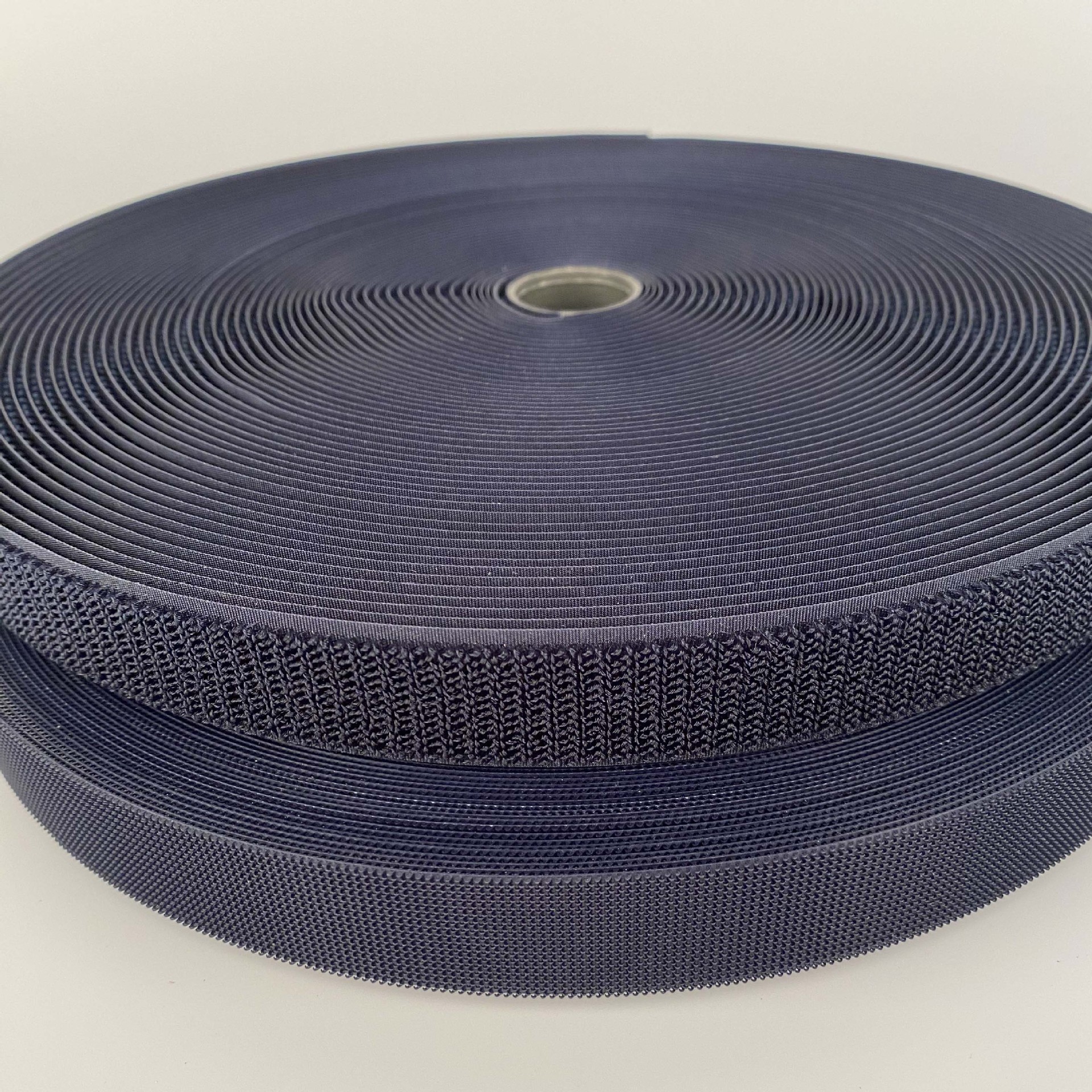 Color 2.5CM inyección gancho de velcro accesorios punzantes impermeables texturizados silenciosos de nylon para niños.