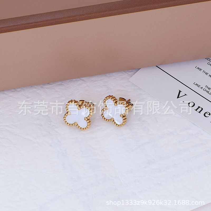 화이트 스터드 귀걸이