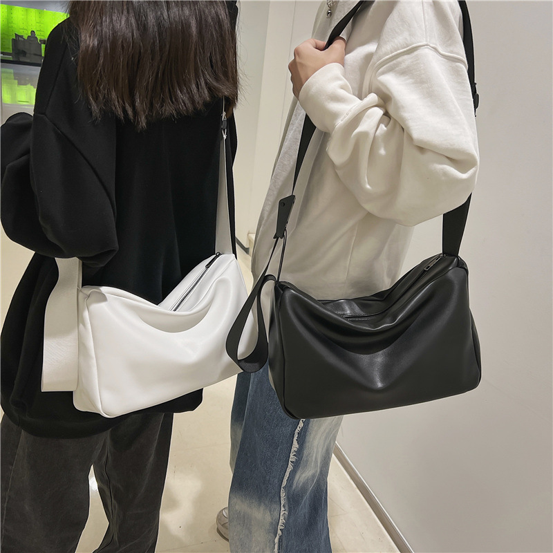 斜跨包男女情侶工裝機能風運動健身包街頭潮大學生休閒軟皮郵差包