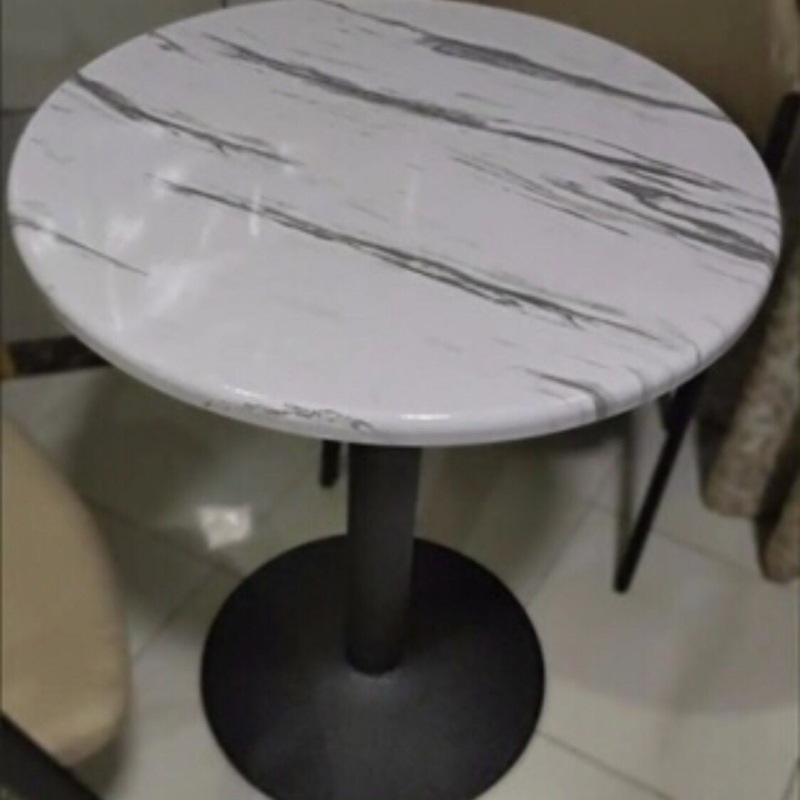 60개의 둥근 흰색 대리석과 의자 2개를 원하는 대로 매치할 수 있습니다.