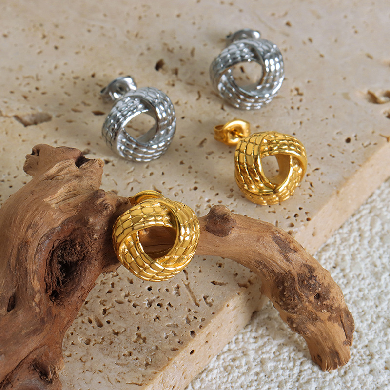 Simple Mobius con temperamento hueco exquisita moda artística retro nicho diseño Titanium pendientes de acero joyería femenina