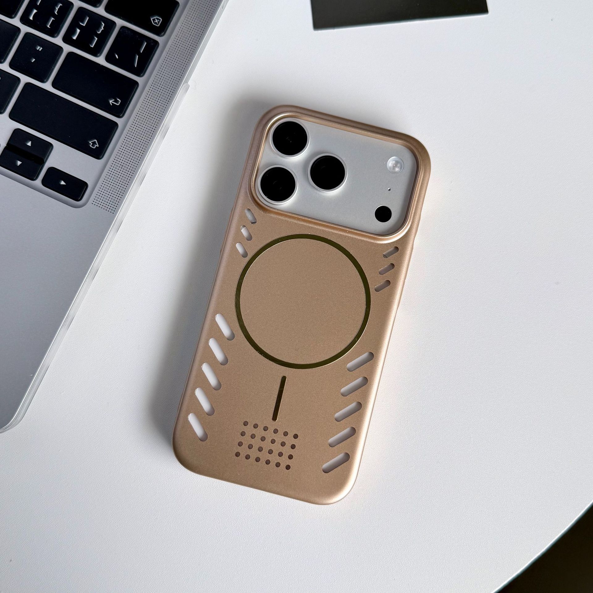 Pioneer Cooling Magnet Hollowing para iPhone17pro laca de metal para teléfonos móviles Apple 16 Case anti-caída