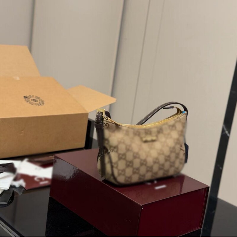 Gucci Original Crescent Bag Monogram Hobo Underarm Bag Lunchbox Bag Classic Retro Versatile Stylish Exquisite Gucci Original Crescent Bag Monogram Hobo Underarm Bag Lunchbox Bag Classic Retro Versatile Stylish Exquisite