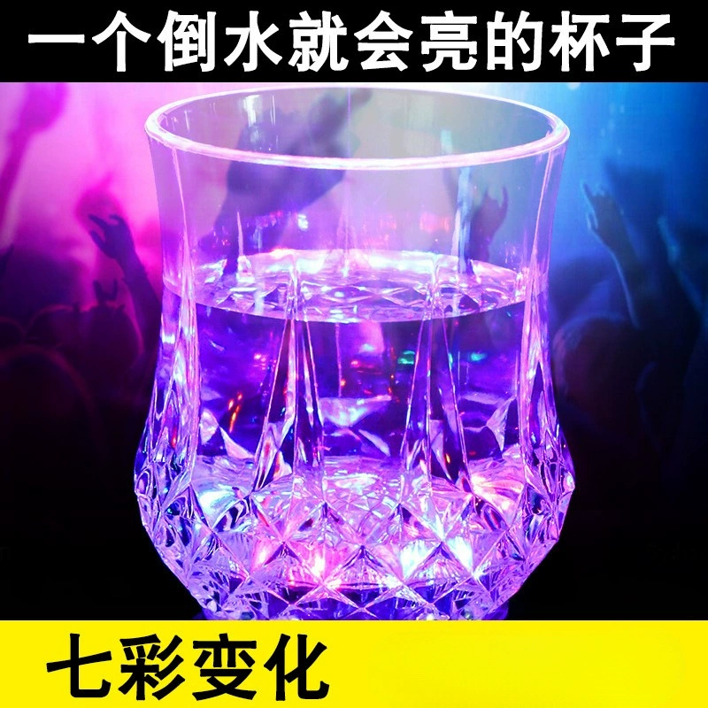 Xiaohongshu рекомендует светящуюся чашку, которая светится, когда вы наливаете воду, красочную чашку с изменяющей цвет вспышкой, которая не выключается, если вы не выпили, и датчик воды.
