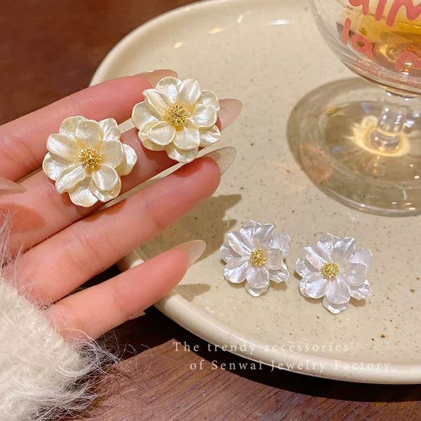 Fashionable and Elegant Camellia Stud Earrings, Light Luxury Niche Women's 2025 New Popular Earrings with a High-End Feel