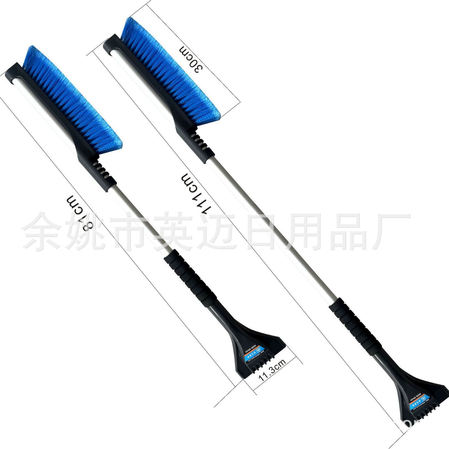 Автомобиль использует снегоуборочный артефакт для уборки снега