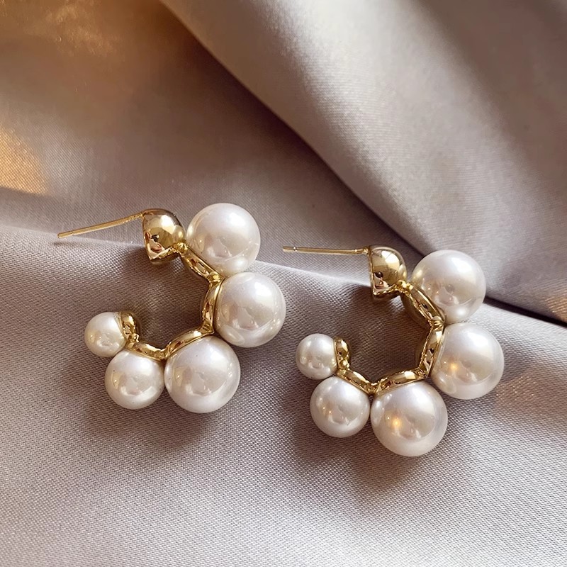 Elegant geometric fashionable universal earrings from pearl