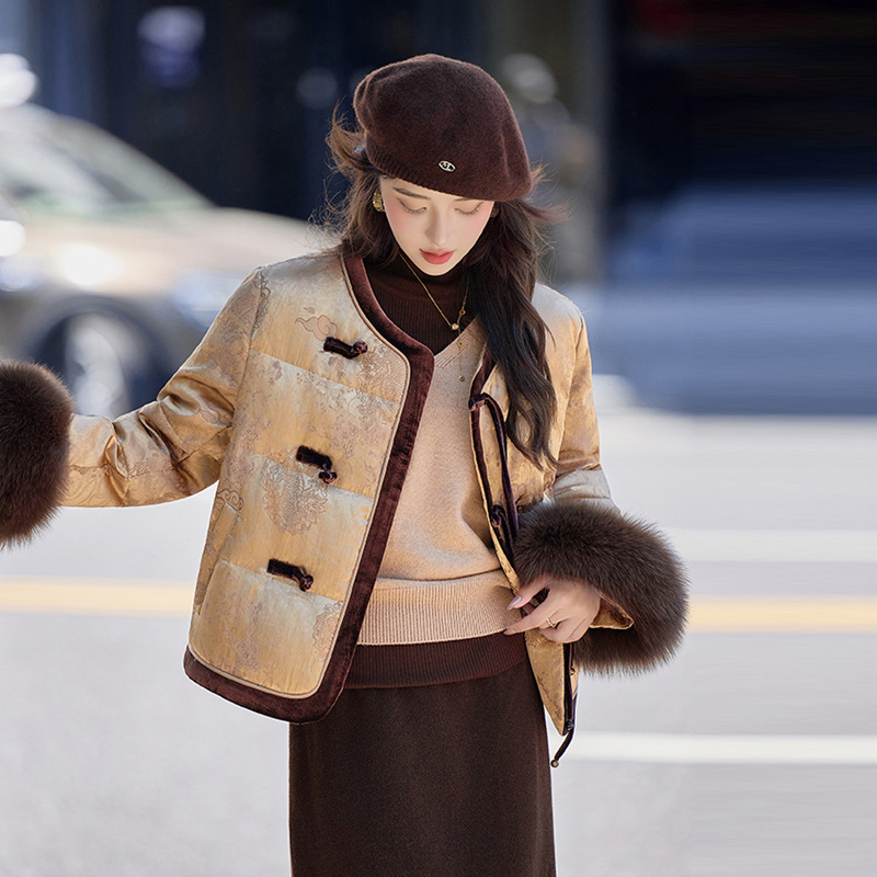 白鸭绒羽绒服女2025年冬季新款可脱卸真狐狸毛袖口新中式国风外套