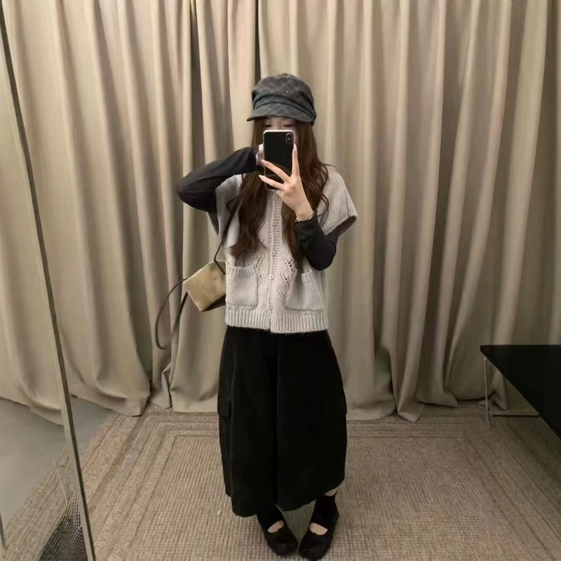 Korean-style twisted casual cardigan sweater, short-sleeve vest for women, loose fit, suitable for layering, solid color, twisted knit, sleeveless vest, trendy Korean-style twisted casual cardigan sweater, short-sleeve vest for women, loose fit, suitable for layering, solid color, twisted knit, sleeveless vest, trendy