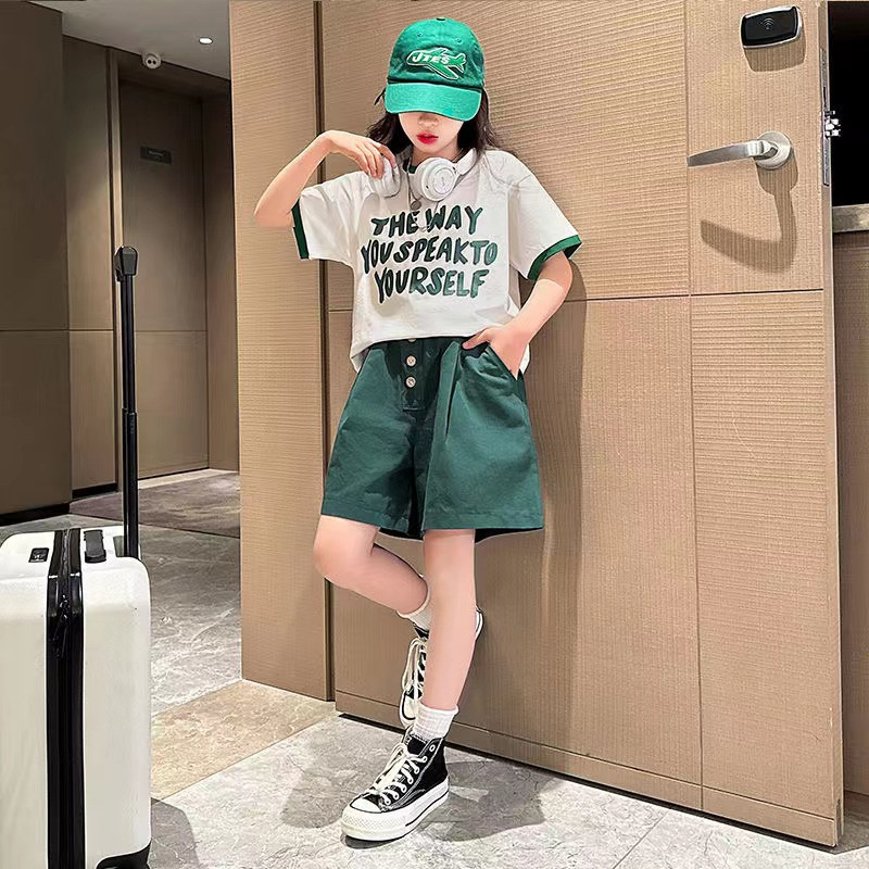 Traje de verano para niñas 2024 Nuevo estilo occidental de los niños de moda de manga corta casual mediano y grandes pantalones cortos de verano para niños traje de dos piezas