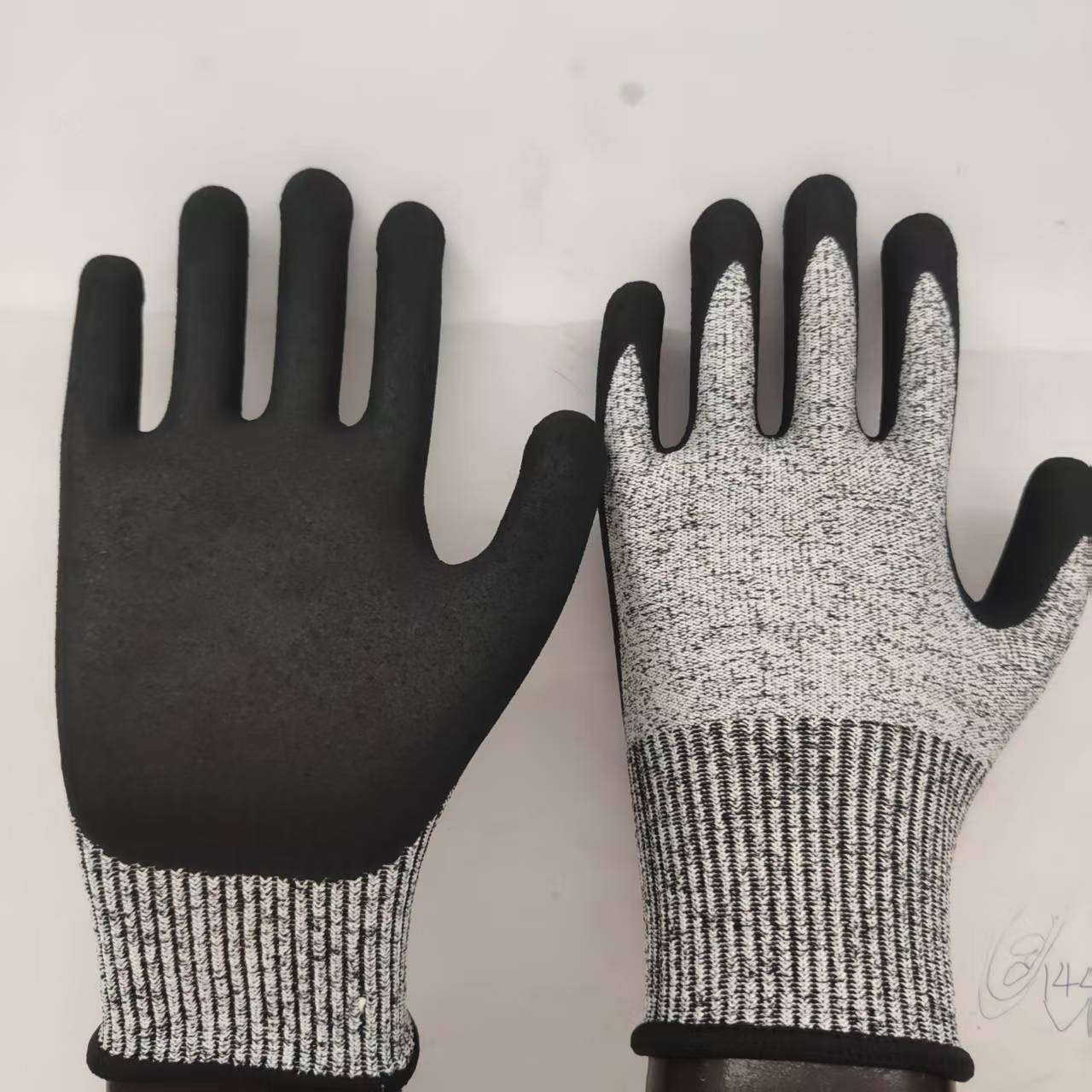 防切割掌浸黑丁腈磨纱手套厂家批发