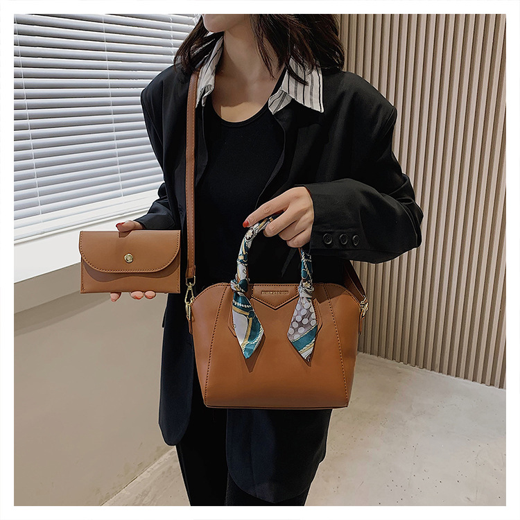 Femmes Moyen Faux Cuir Couleur Unie Mode Ruban Carré Fermeture Éclair Sac Carré display picture 1