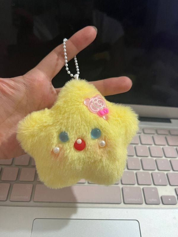スタースタイルのきしむ小さなペンダント人形学生スクールバッグバックパックペンダント親友やカップル向けの無料クレーンゲームおもちゃ|undefined