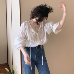 ラッパの袖のレースの白いシャツの女性の春のフランスのデザイン感の小さい衆の長袖の上着の日焼け止めの服