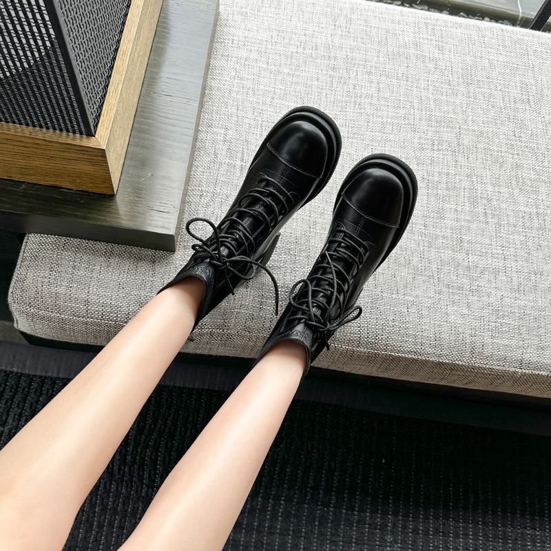 Coole, kurze Damen-Motorradstiefel im britischen Stil mit dicker Sohle – Martin Damen-Lederstiefel, Herbst/Winter 2024_voghion.com