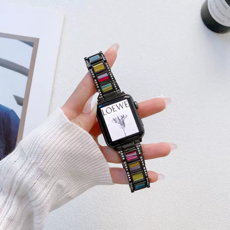 Применение Applewatch7654321 к Apple Watch представляет собой бриллиантовую мозаичную и боевую смоляную металлическую мужскую наручную ленту-ремешок