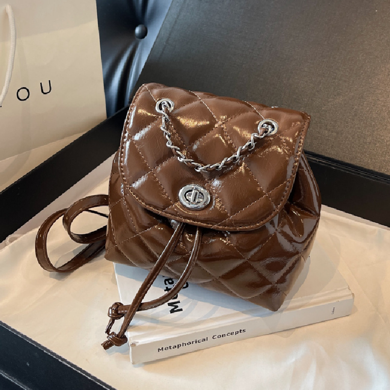 Mochila de cadena de diamantes de estilo occidental para mujer 2024 nueva mochila plateada de verano para estudiantes universitarios