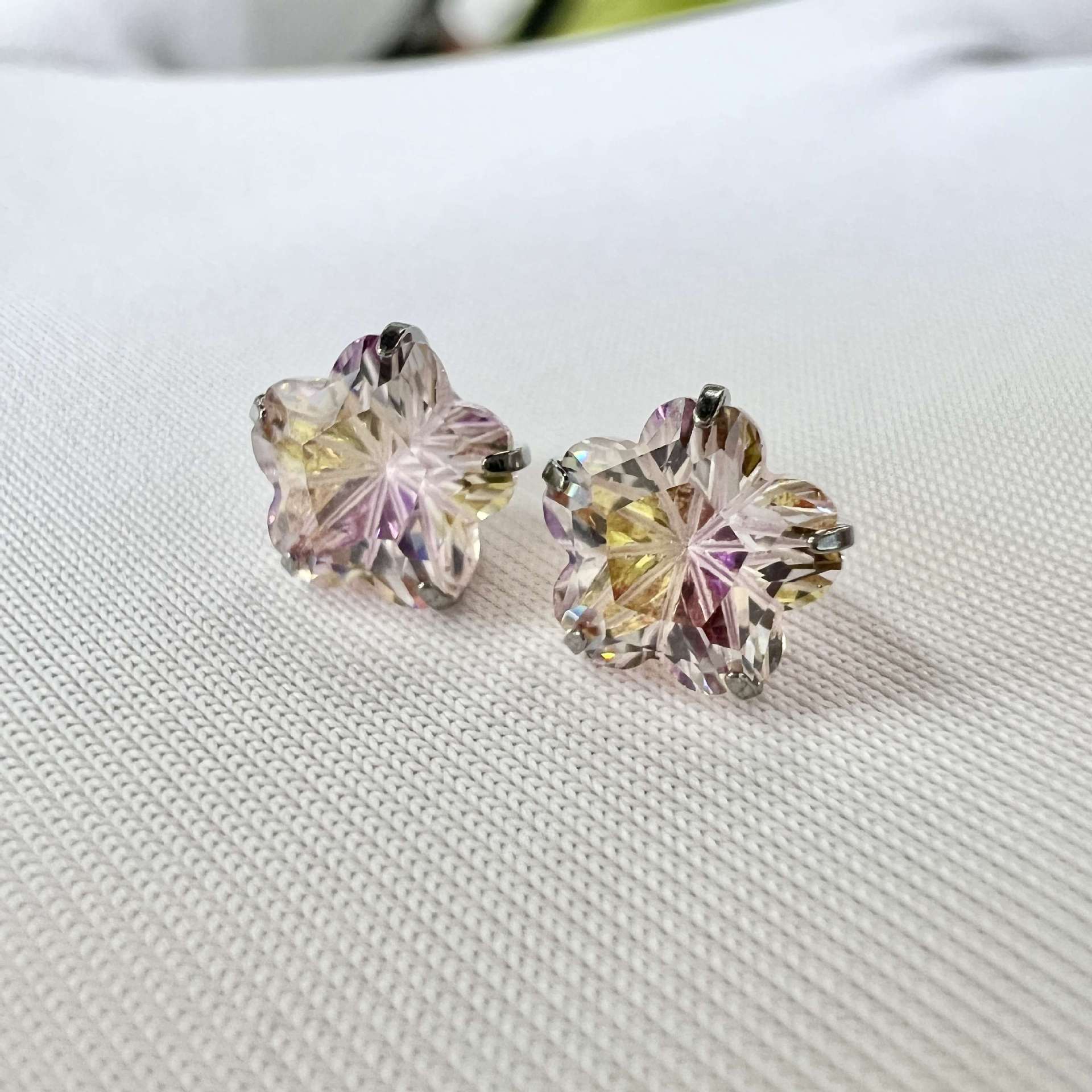 16G labret stud size and finish detail