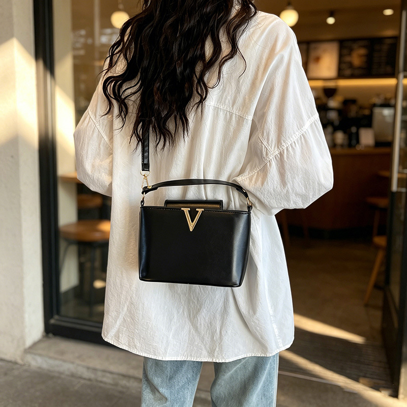 Bolsas transfronterizas para mujeres 2026 nueva moda en forma de V bolsas de cubo de atmósfera de gran capacidad de viaje al trabajo bolsas de hombro