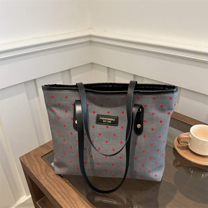 Bolsa de invierno de otoño y invierno de gran capacidad para mujeres 2024 nueva moda onda punto bolso de hombro de moda bolso de mano de viaje