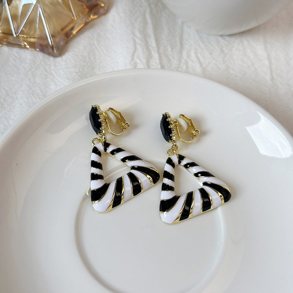 Versión coreana del clip para la oreja sin orejas de la celebridad de Internet clip para la oreja triangular con incrustaciones de diamantes de alta calidad Pendientes de Yiwu de temperamento simple femenino al por mayor